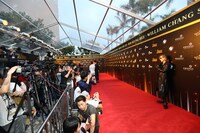 報道陣の前に登場したYOSHIKI。