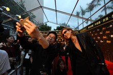 メディア関係者との記念写真に応じるYOSHIKI。