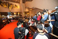 ファンにサインをするYOSHIKI。