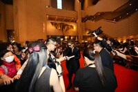 ファンにサインをするYOSHIKI。