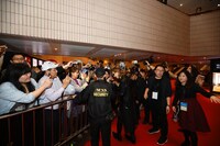 ファンにサインをするYOSHIKI。