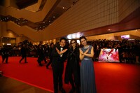 取材者とXポーズを決めるYOSHIKI。