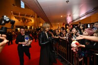 ファンにサインをするYOSHIKI。