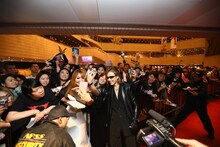 ファンとの記念写真に応じるYOSHIKI。