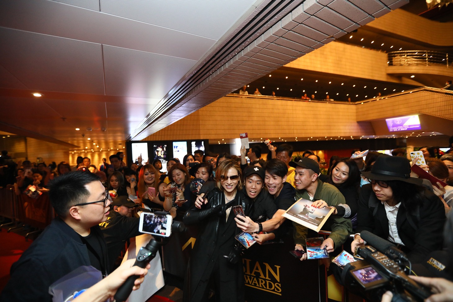 ファンとの記念写真に応じるYOSHIKI。