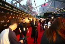 レッドカーペットを歩くYOSHIKI。