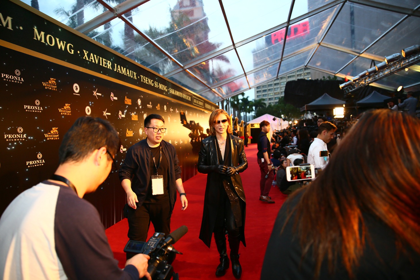 レッドカーペットを歩くYOSHIKI。