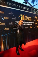 自撮りをするYOSHIKI。