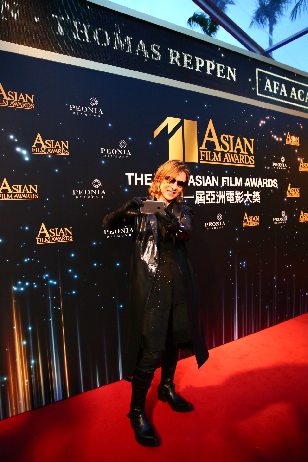 自撮りをするYOSHIKI。