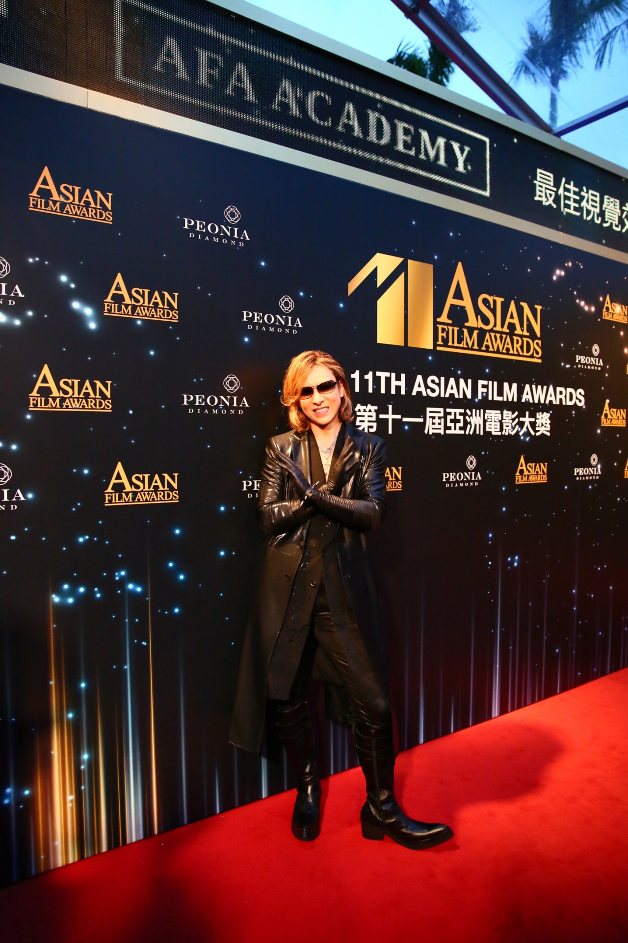 Xポーズを決めるYOSHIKI。