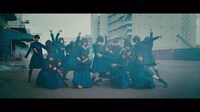 欅坂46「不協和音」ミュージックビデオのワンシーン。
