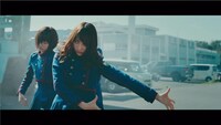 欅坂46「不協和音」ミュージックビデオのワンシーン。