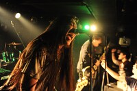 クリハラコウキ（B, Vo / 39degrees）（Photo by MASANORI FUJIKAWA）