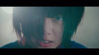 欅坂46「不協和音」ミュージックビデオのワンシーン。
