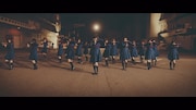 欅坂46「不協和音」ミュージックビデオのワンシーン。