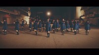 欅坂46「不協和音」ミュージックビデオのワンシーン。