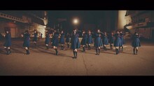 欅坂46「不協和音」ミュージックビデオのワンシーン。
