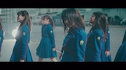 欅坂46「不協和音」ミュージックビデオのワンシーン。