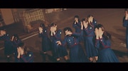 欅坂46「不協和音」ミュージックビデオのワンシーン。
