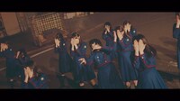 欅坂46「不協和音」ミュージックビデオのワンシーン。