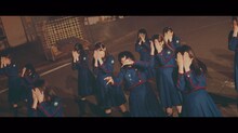 欅坂46「不協和音」ミュージックビデオのワンシーン。