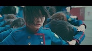 欅坂46「不協和音」ミュージックビデオのワンシーン。