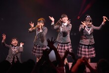 新谷ゆづみ、有友緒心、岡崎百々子、日高麻鈴。