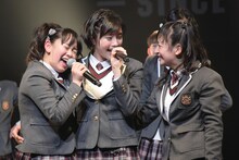 左から黒澤美澪奈、倉島颯良、山出愛子。