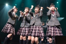 左から岡崎百々子、藤平華乃、有友緒心、森萌々穂。