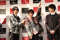 掲載されたツーショットのポーズを再現する（左から）佐野勇斗、山崎悠稀と2人を見守る塩崎太智。