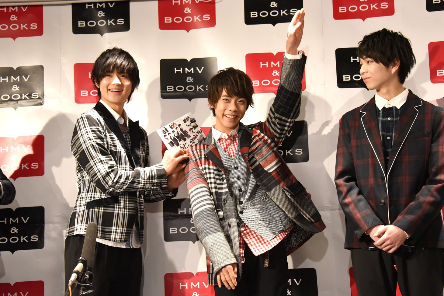 掲載されたツーショットのポーズを再現する（左から）佐野勇斗、山崎悠稀と2人を見守る塩崎太智。