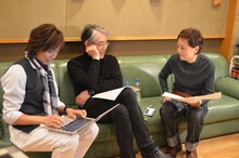 左からつんく♂、松本隆、クミコ。