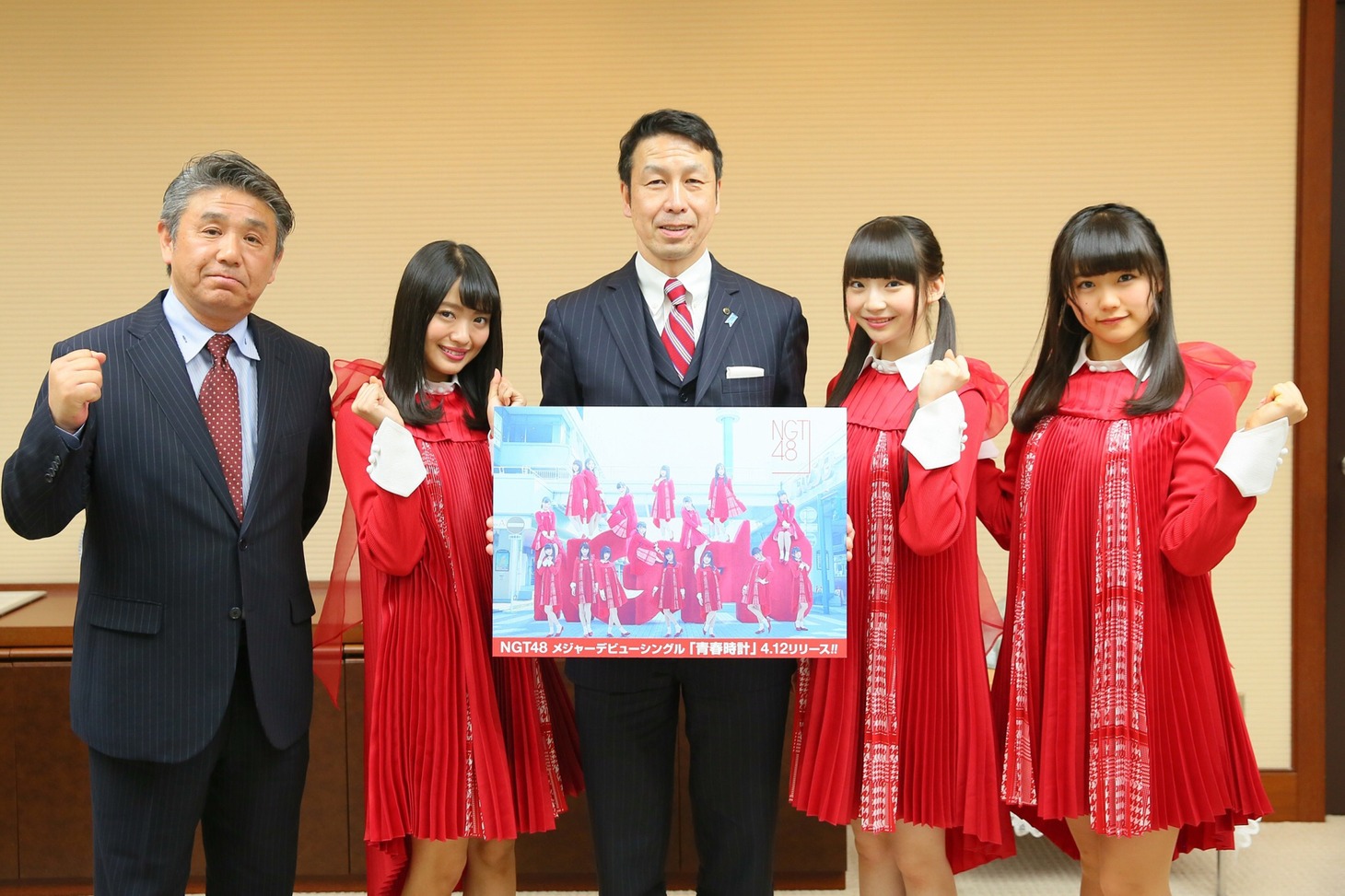 米山隆一新潟県知事（中央）と記念撮影するNGT48。(c)AKS