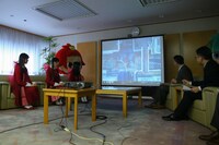 新潟市役所でデビュー曲「青春時計」のMVを鑑賞するNGT48と篠田昭新潟市長。(c)AKS