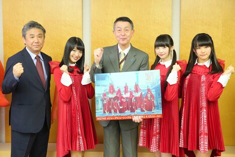 篠田昭新潟市長（中央）と記念撮影するNGT48。左端は今村悦朗NGT48劇場支配人。(c)AKS
