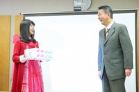 篠田市長（右）から「越後姫」をプレゼントされた北原里英（左）。(c)AKS