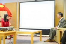 篠田市長（右）にデビューを報告する北原里英（左）。(c)AKS