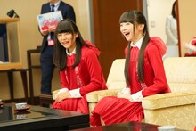 米山隆一県知事にデビューを報告する小熊倫実（左）と荻野由佳（右）。(c)AKS