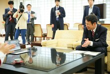 NGT48のデビュー曲「青春時計」の出来栄えに拍手を送る米山隆一新潟県知事。(c)AKS