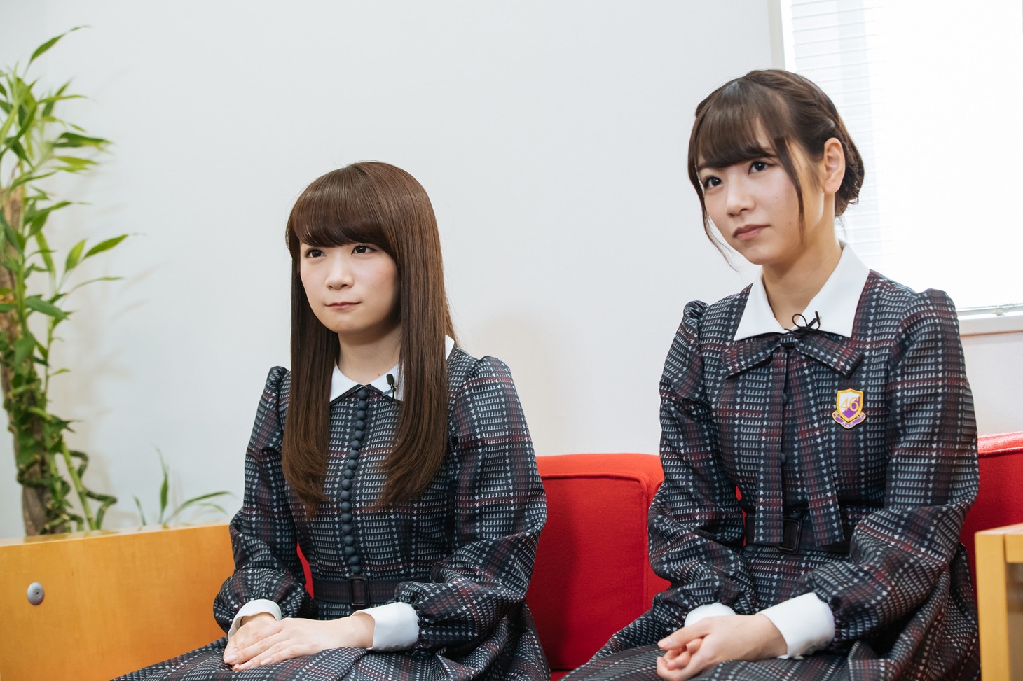 左から秋元真夏、北野日奈子。（写真提供：スペースシャワーネットワーク）