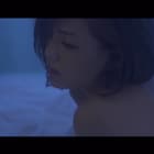 篠崎愛がシーツにくるまった「悪い猫」に、許されない恋を歌う