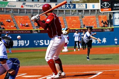 アクロバット投法を披露するTHE HOOPERSリーダーの麻琴。（写真提供：UNIVERSAL SIGMA）