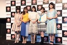 左から吉岡茉祐、三森すずこ、鈴木みのり、諏訪ななか、駒形友梨。