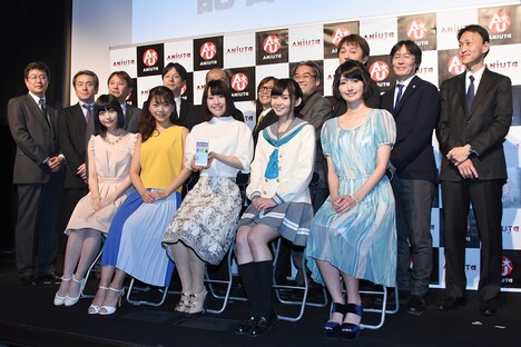 前列左から吉岡茉祐、三森すずこ、鈴木みのり、諏訪ななか、駒形友梨。