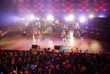 「ベッド・インの『MOGITATE! 元気が出るプッツン5ショー』」の様子。（撮影：ほりたよしか）