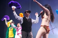 「C調び～なす！」演奏中、ノリノリで踊る山本晋也監督。（撮影：ほりたよしか）
