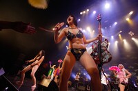 性徒諸クンの「岩下の新生姜ペンライト」を手にする中尊寺まい。（撮影：ほりたよしか）