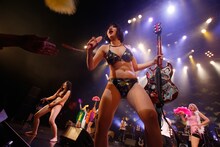 性徒諸クンの「岩下の新生姜ペンライト」を手にする中尊寺まい。（撮影：ほりたよしか）