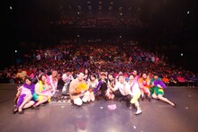 「ベッド・インの『MOGITATE! 元気が出るプッツン5ショー』」の様子。（撮影：ほりたよしか）