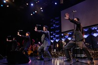 「ベッド・インのベストヒットカラオケ！」より、「前略、道の上より」を披露するパートタイムラバーズ。（撮影：ほりたよしか）